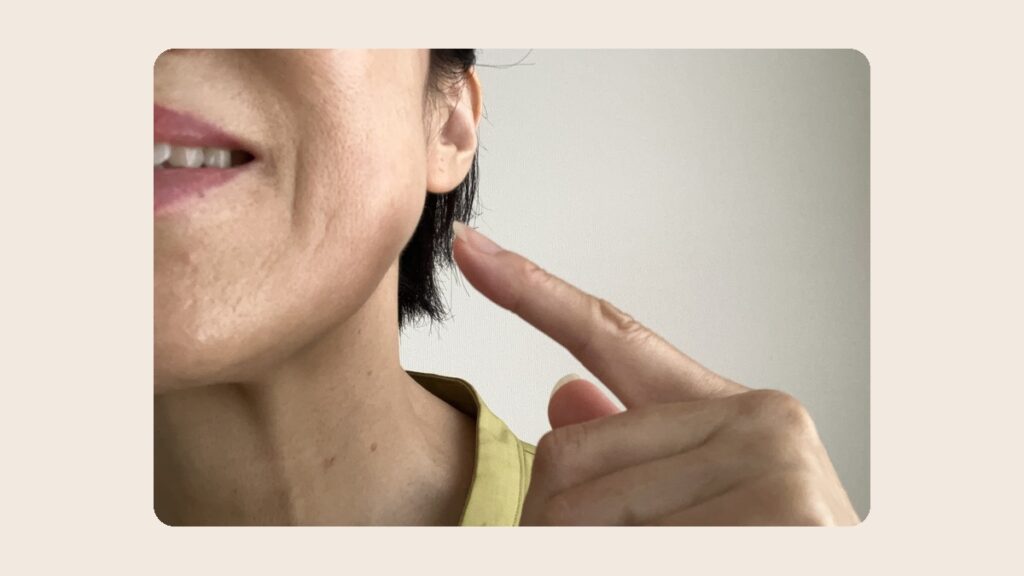 口を「イ」の形にして、頬からあごに出る咬筋の位置を指でさす
