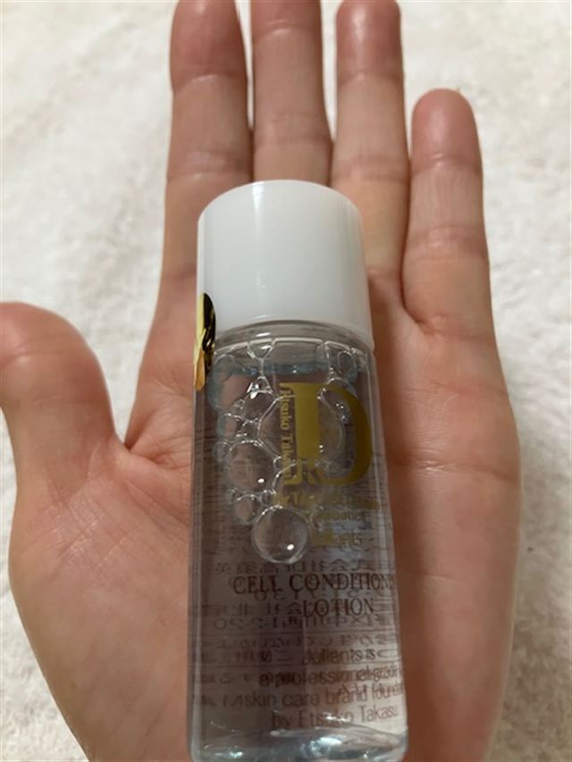 ジュランツ セルコンディショニングローションを手のひらにのせたところ